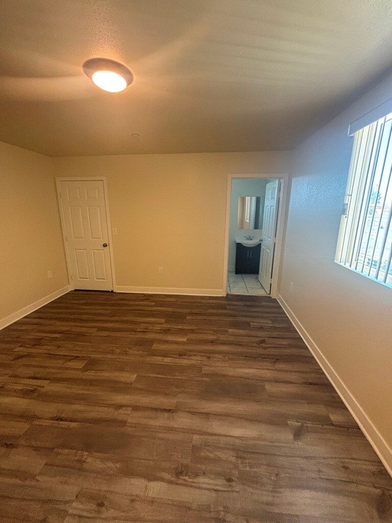 Building Photo - 630 1/2 W 79th St