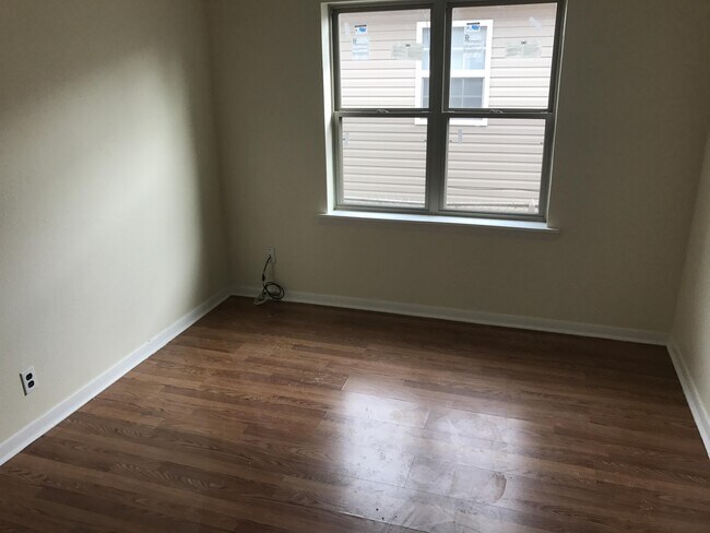 Building Photo - 205 W 34th St