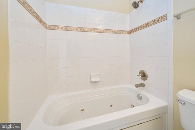 Building Photo - 43865 Hickory Corner Terrace