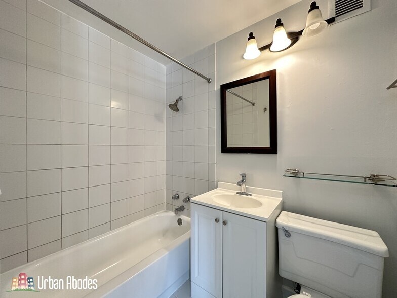 Building Photo - 1335 N Dearborn St