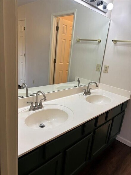 Building Photo - 1105 Country Club Pl