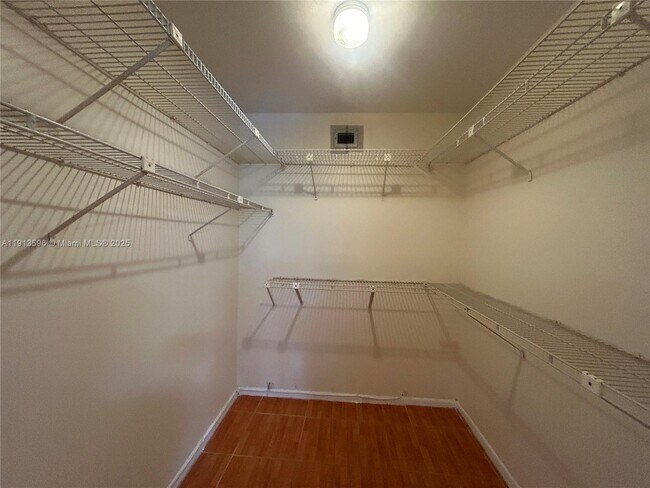 Building Photo - 1080 Del Lago Cir