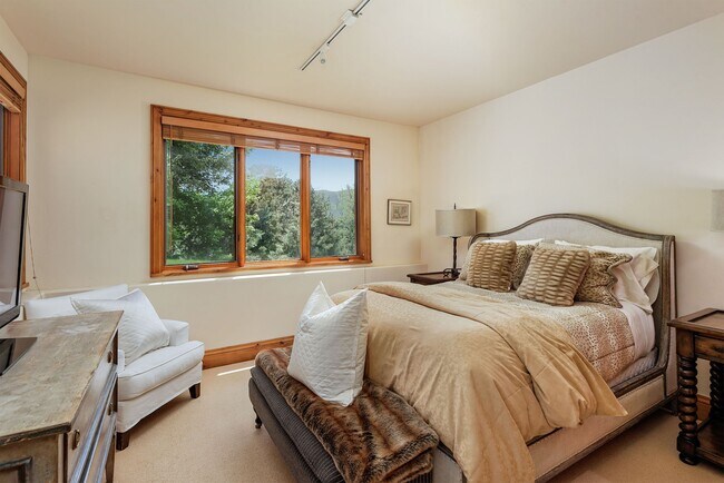 Building Photo - 121 Ridge Rd