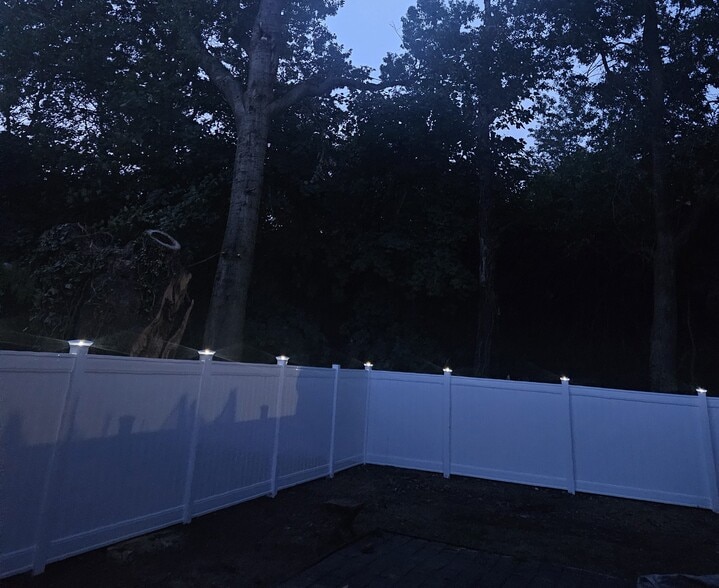 Vinyl Fence. Lights - 67 Rose Ter