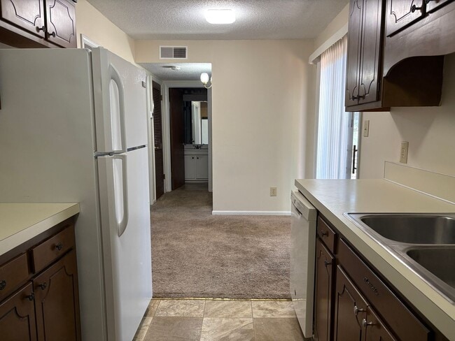 Building Photo - 1 Bedroom, 1 Bathroom Condo in High Point!