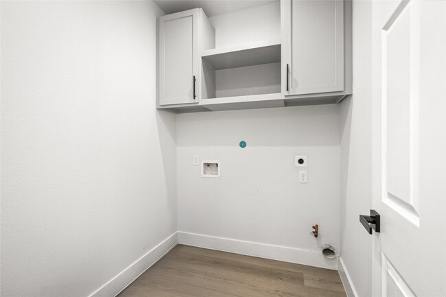 Building Photo - 8056 Meadowbrook Dr