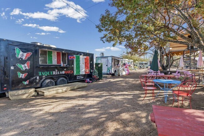 Building Photo - 7116 Silver Star Ln