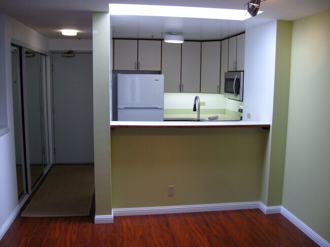 Building Photo - Beautiful 2 BR 2BA 2 story condo with laun...