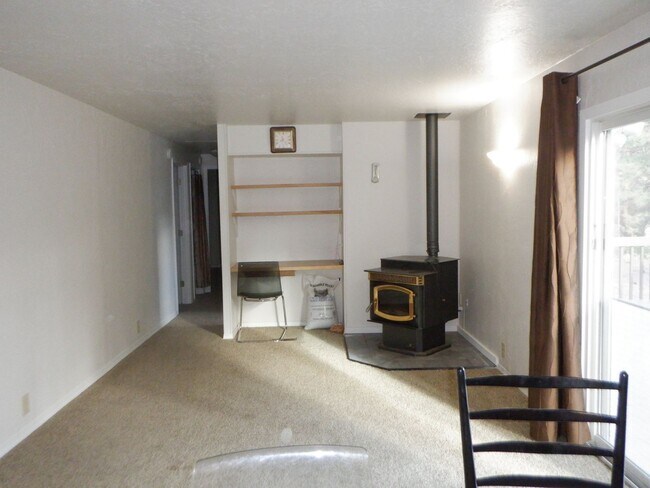 Building Photo - Remodeled SW Bend Single Level Home on Spa...