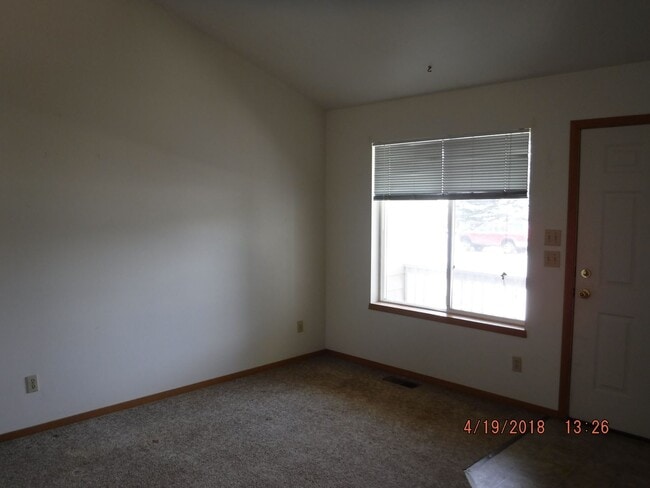 Building Photo - 3 Bedroom Home- Close to Parks and Schools!!- Dog Negotiable!!