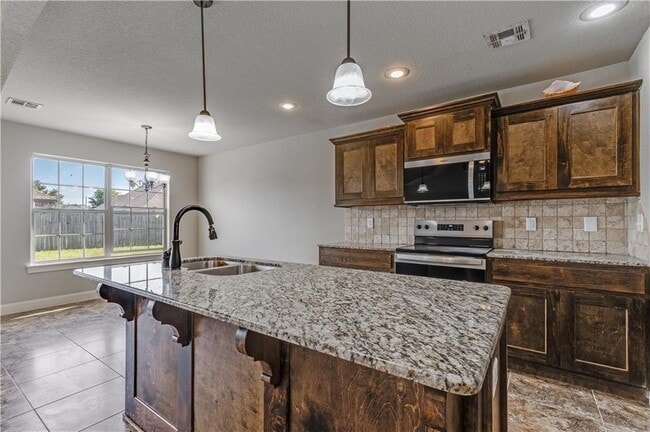 Building Photo - 2703 SW Warberry Ave