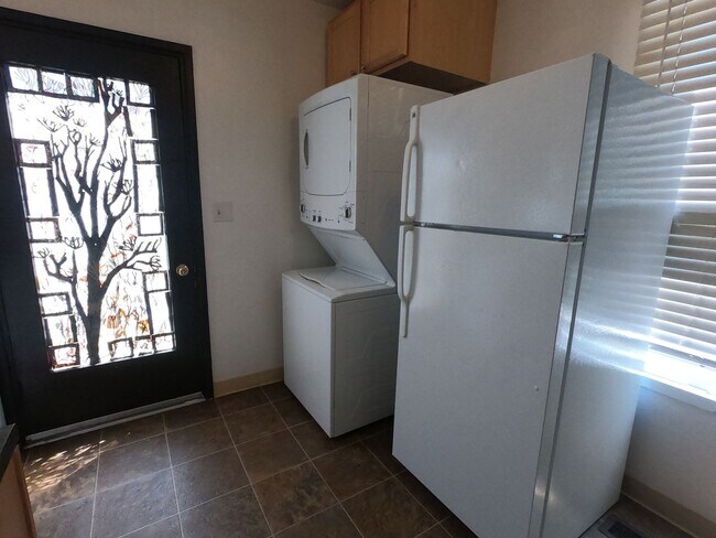 Building Photo - 3 Bedroom on West Side of The Hill