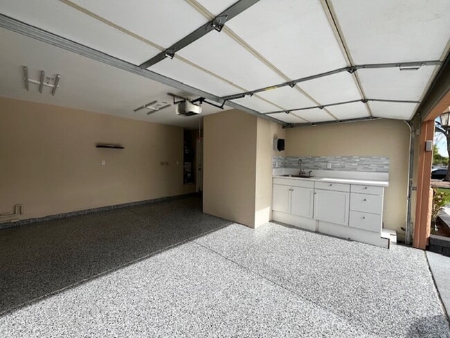 Building Photo - Stylish & Solar-Powered 5-Bed Gem with Vau...