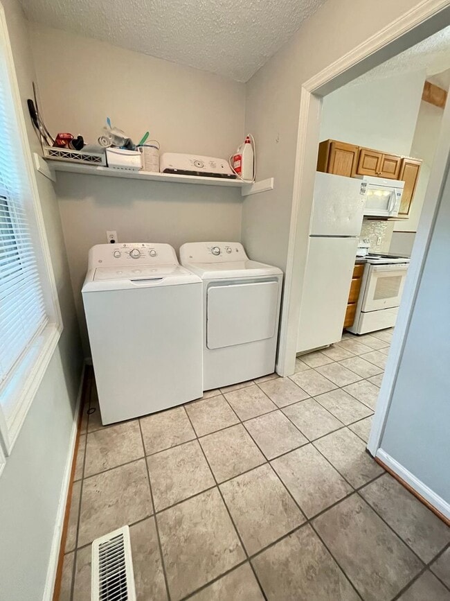 Building Photo - Great location! 4br house w/ parking, large rooms within walking distance to UNC Campus!