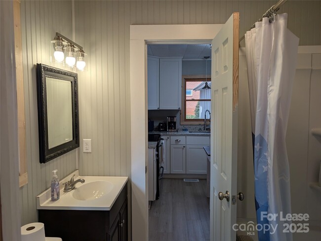 Building Photo - 187 Commodore Loop