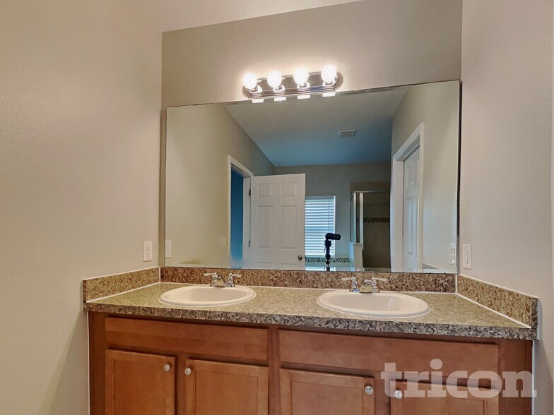 Building Photo - 4887 Rockvale Dr