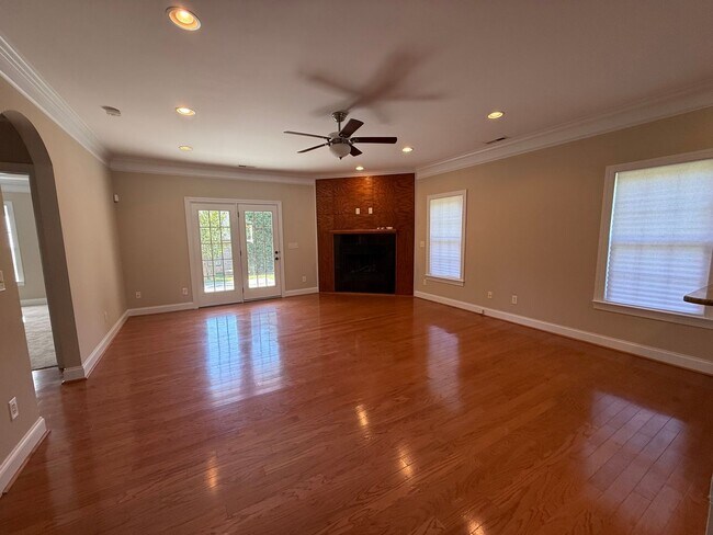 Building Photo - For Rent NOW!!