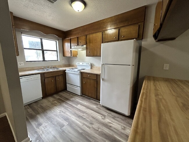 Building Photo - Townhouse For Rent