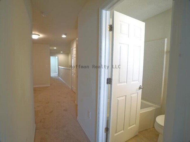 Building Photo - 2-bedroom, 2.5-bath, 1-car garage Townhous...