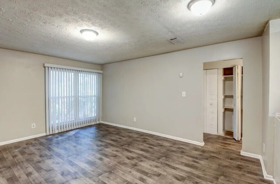 Building Photo - Room in Apartment on Stanton Rd SW