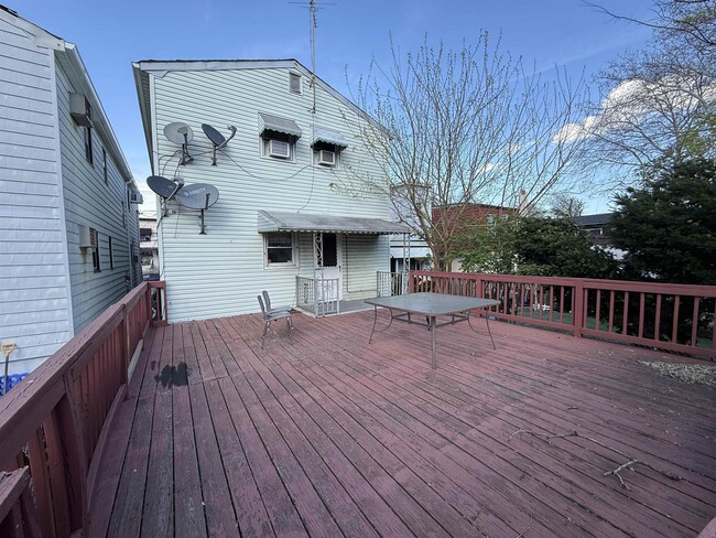 Building Photo - 36 W 9th St