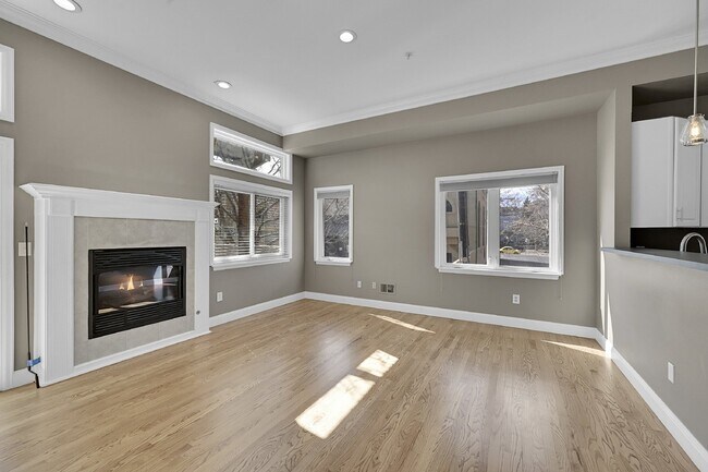Building Photo - $3,150.00 - 2 Beds, 2.5 Baths, Apartment i...