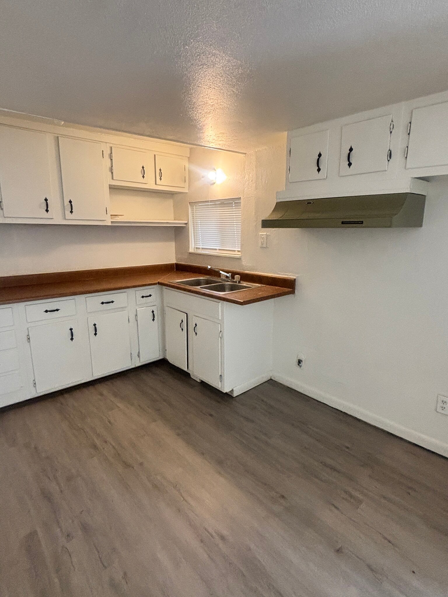 Building Photo - 906 S Farmer Ave