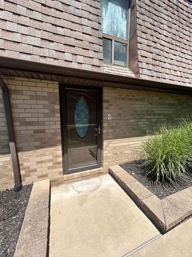 Building Photo - Modern 1 Bedroom Townhome in Prime Moon Township Location!