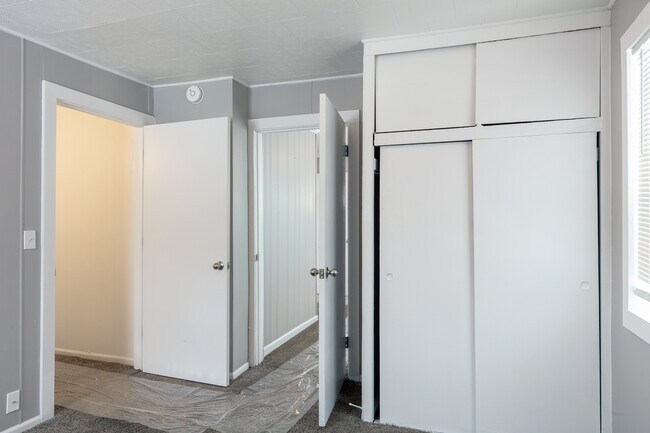 Building Photo - 327 Fairlawn Dr