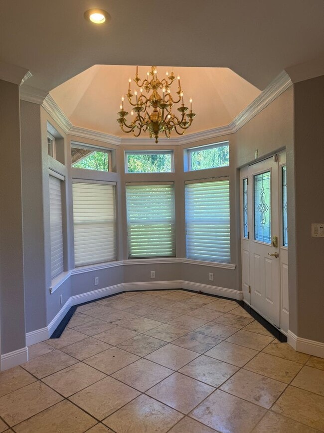 Building Photo - Beautiful home