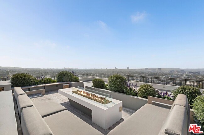 Building Photo - 1100 Alta Loma Rd