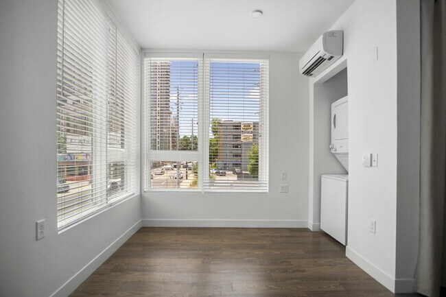 Sylvan Studio - Living Area - Broadview at Vanderbilt