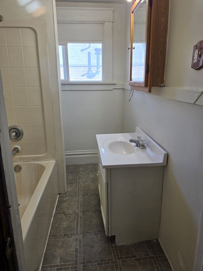 Building Photo - Spacious 2 bedroom cottage