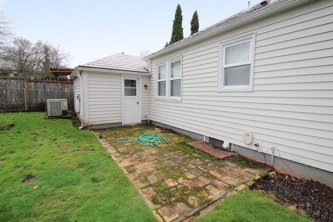 Building Photo - 2718 SE 58th Ave