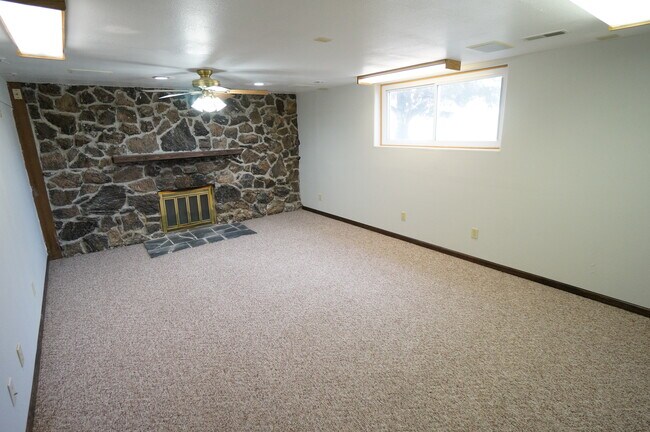 Spacious and cozy basement - 12821 Westwood Ln