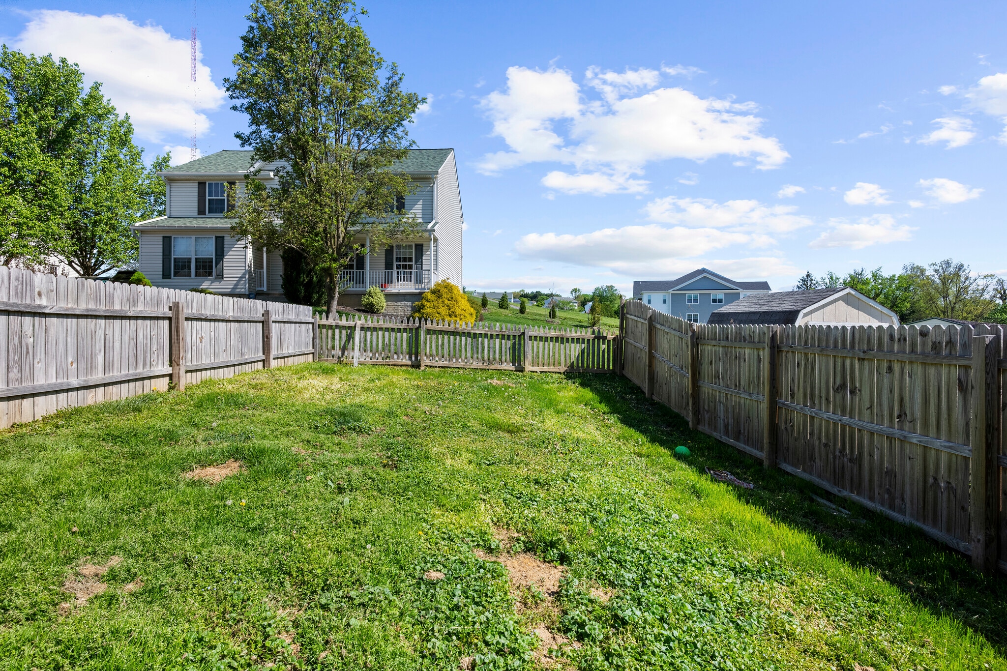 Fenced Yard Separate From Deck.Great For Pets. - 754 Mulligan Ln