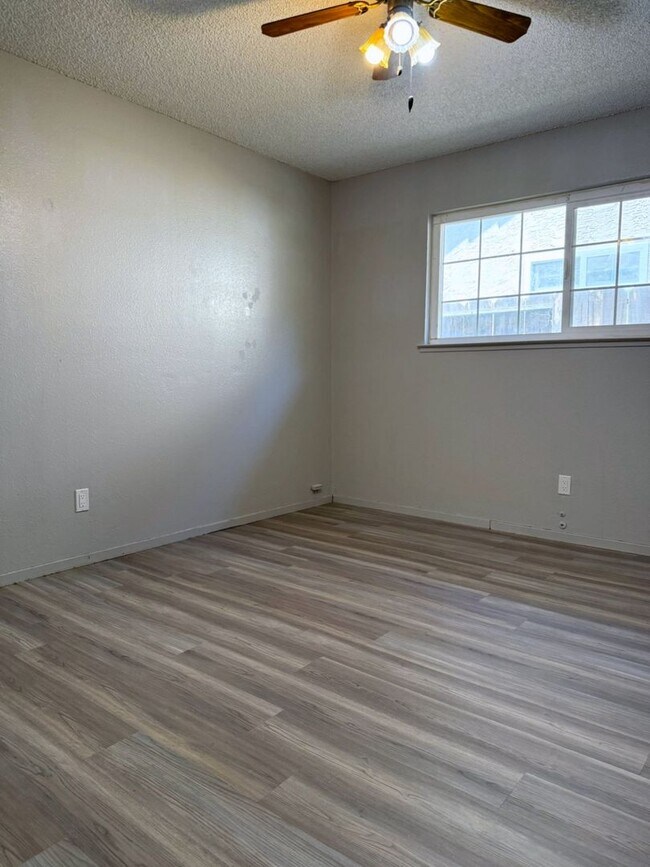 Building Photo - 3 bedroom/2 bathroom home AVAILABLE NOW!!!!