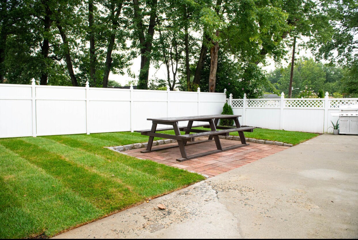 shared backyard. You can have bbq's as you wish - 557 Linden Ave