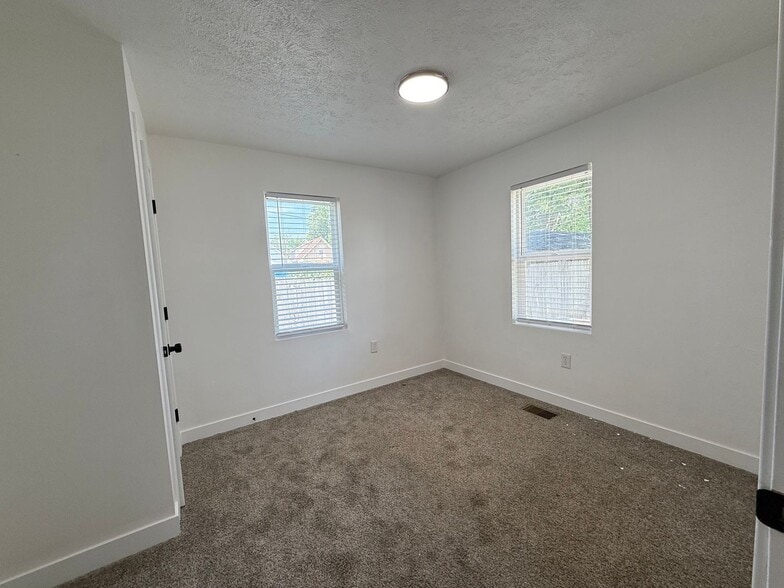 Building Photo - 523 N Alton Ave
