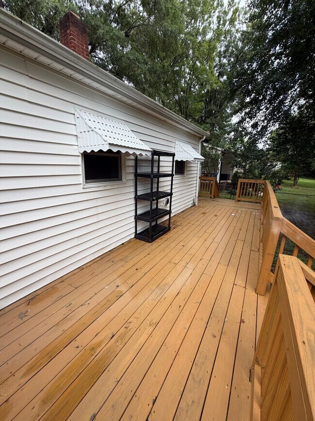 Building Photo - 3bd/2ba House in Jackson Park w/ Large Den, Back Porch, & Fenced Back Yard