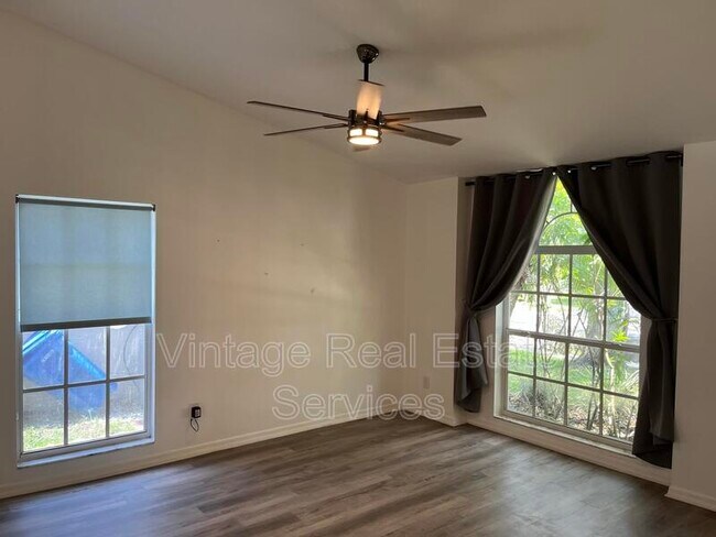 Building Photo - 9411 Willow Cove Ct