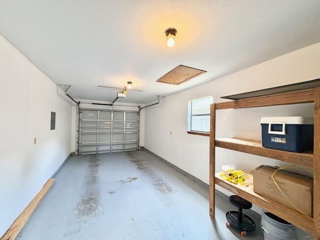 Building Photo - 912 Nutmeg Ave