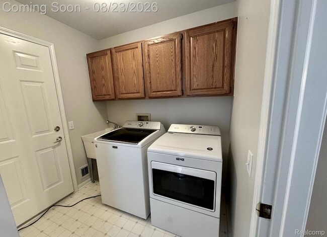 Building Photo - 39494 Village Run Dr