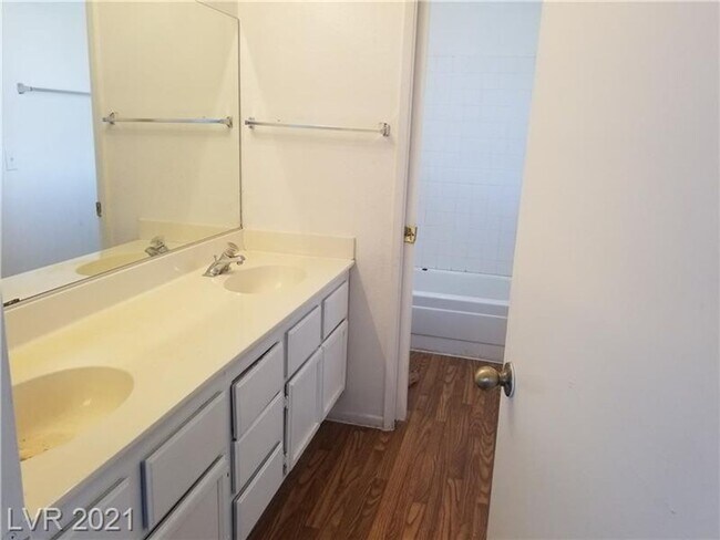 Building Photo - NW 3 Bedroom!