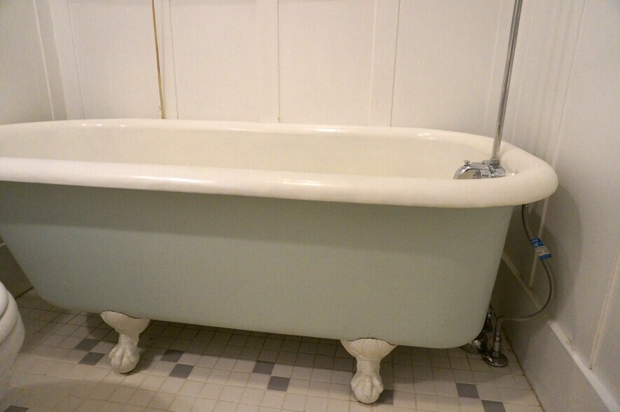 Clawfoot bathtub/shower - 2844 N Marion St