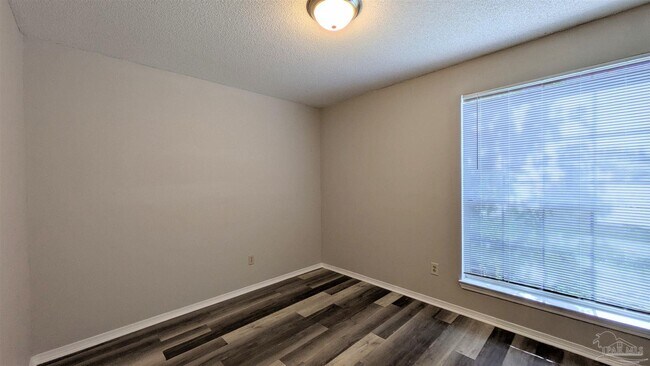 Building Photo - 424 Pine Crescent Way