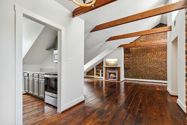 Building Photo - Available Now! Georgetown! Professionally Managed High End 1 Bed/ 1 Bath Condo