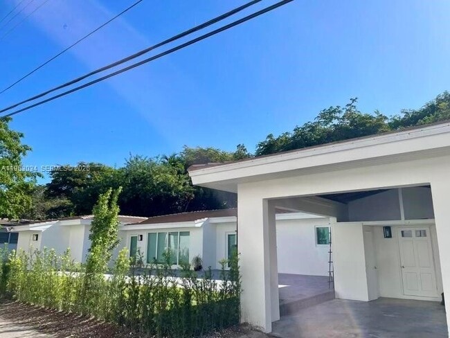 Building Photo - 5352 Orduna Dr