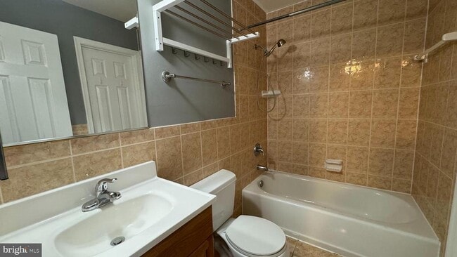 Building Photo - 2653 Glengyle Dr