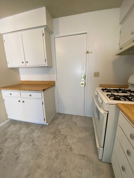 Building Photo - 325 S Spring St